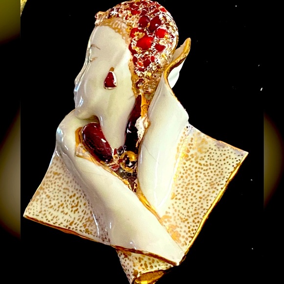 Brooch Ceramic & Glass, Ivory, Hand Painted Gold, Hot Red Glass 3x3” Excellent - Picture 4 of 7